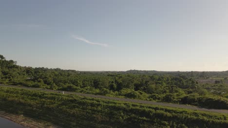 4k-luftaufnahmen-Des-Khlong-Bod-reservoirs-Mit-Grüner-Tropischer-Plantage-In-Nakhon-Nayok,-Thailand