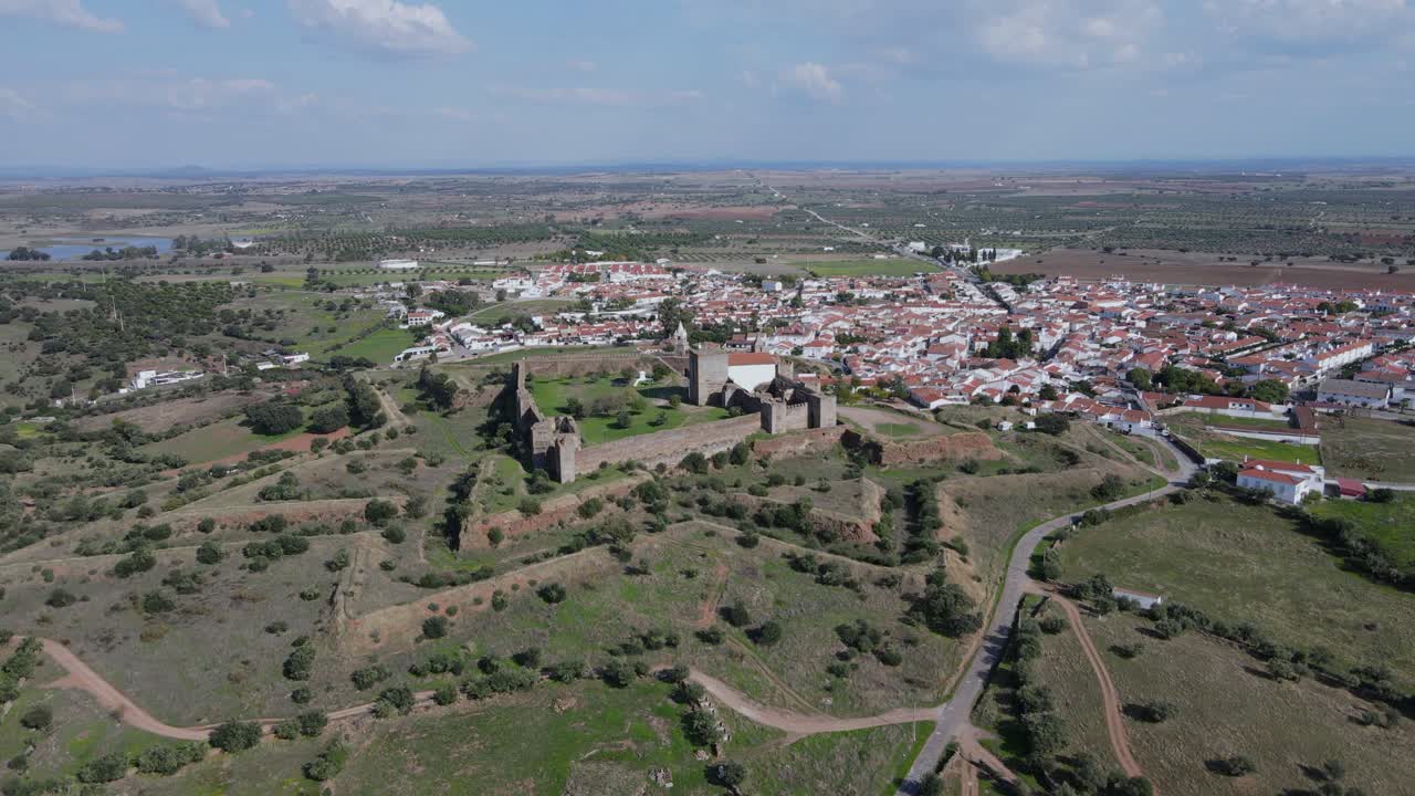 vuelo aéreo alrededor del castillo de mourao y el paisaje circundante, portugal
