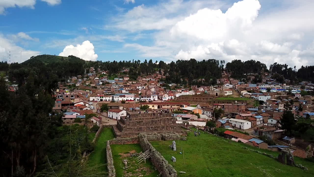 ruinas en ayacucho con ciudad detrás de drones