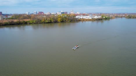 Pescador-En-Barco-Desde-Drone-Wilmington-Delaware-Río-Christina-Cálido-Día-De-Otoño