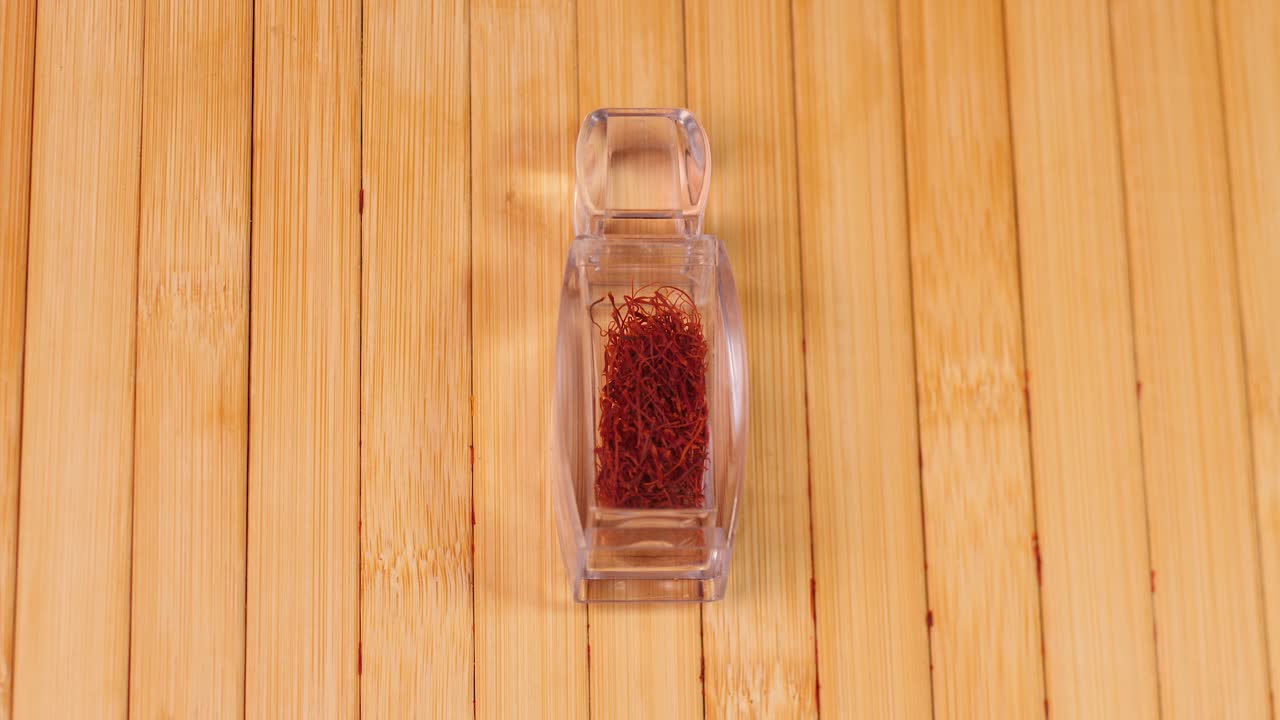 테이블 위 에 있는 플라스틱 용기 에 담긴 사프란