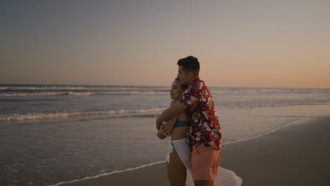 Pareja-Abrazándose-En-La-Playa