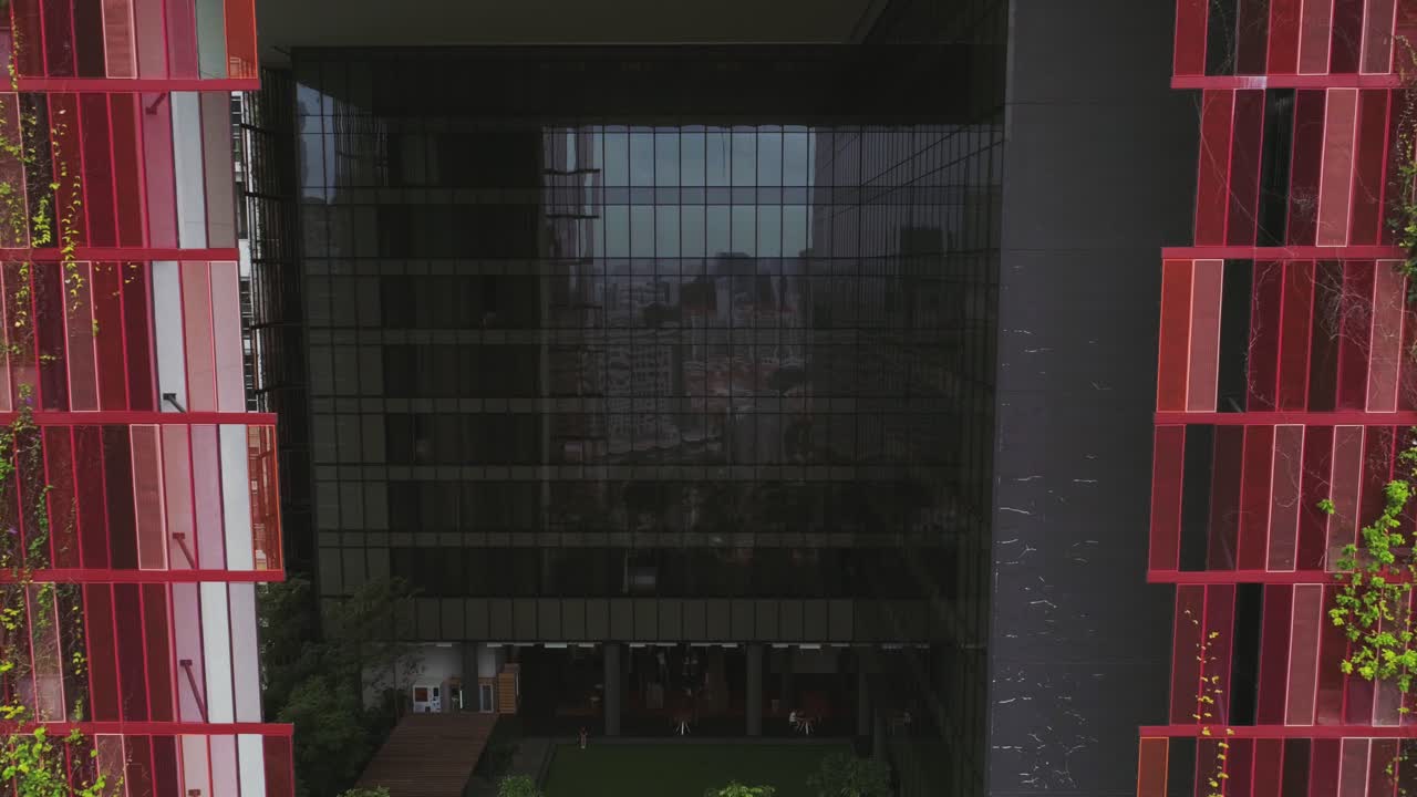 jardín vertical en un rascacielos moderno