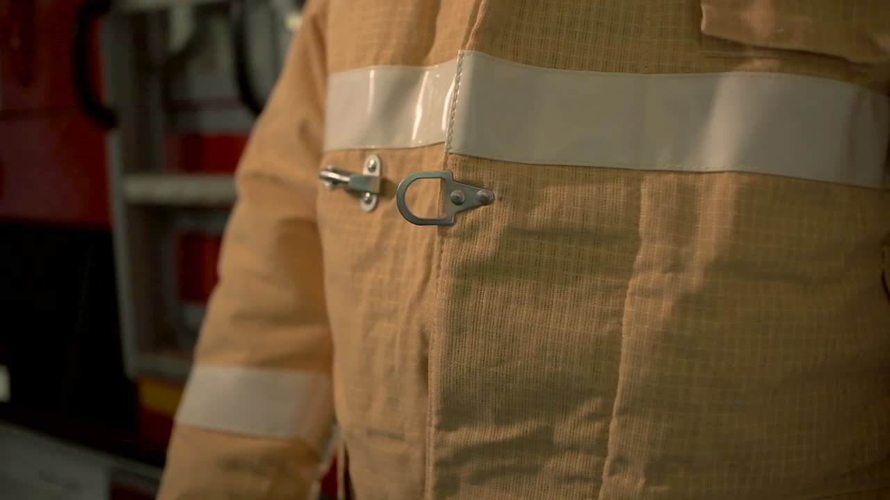 el bombero se está preparando.