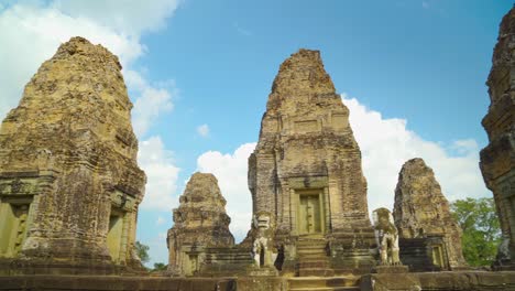 las torres del templo de east mebon en siem reap, camboya