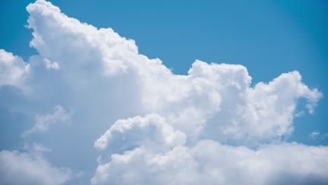 4k nubes blancas y esponjosas en un día soleado
