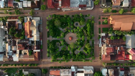 Establecimiento-De-Una-Vista-Aérea-De-Drones-De-Riberalta,-Bolivia-Con-La-Selva-Amazónica-Y-La-Plaza-Principal