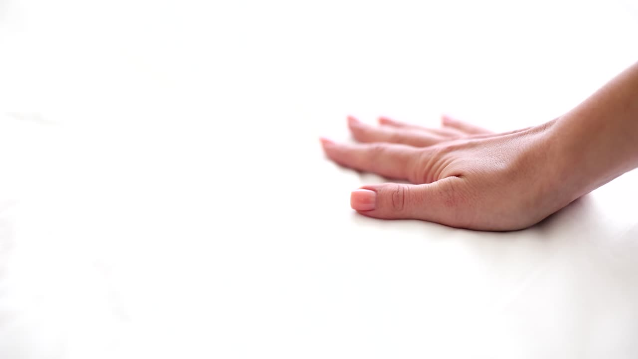 흰색 배경에 손