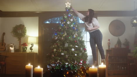 Mujer decorando un árbol de navidad