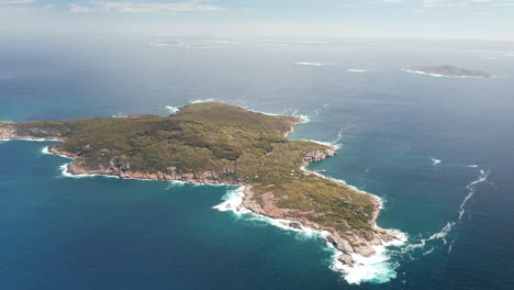 Vista-Aérea-Alrededor-De-La-Isla-Leñosa,-Día-Soleado,-En-El-Suroeste-De-Australia---órbita,-Disparo-De-Drones