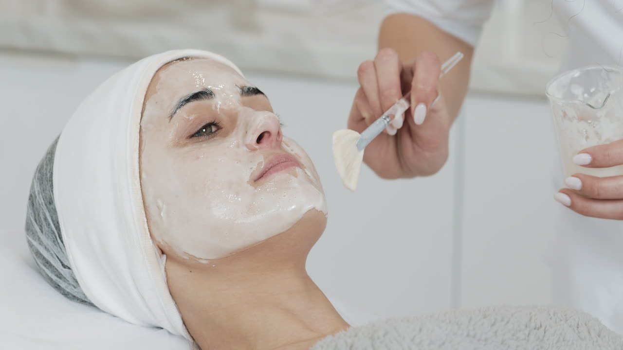 얼굴 마스크 치료를 받는 여성