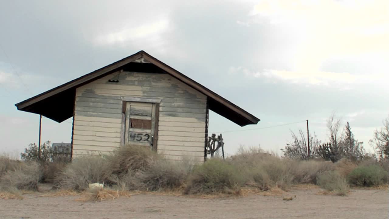 un edificio antiguo está abandonado en el desierto