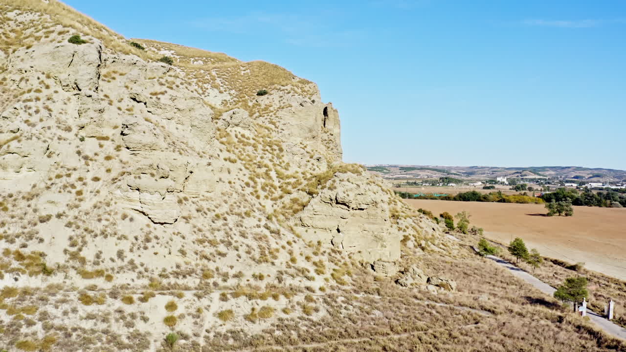 montaña rocosa fuera de madrid, campo español, elevación aérea en un día soleado