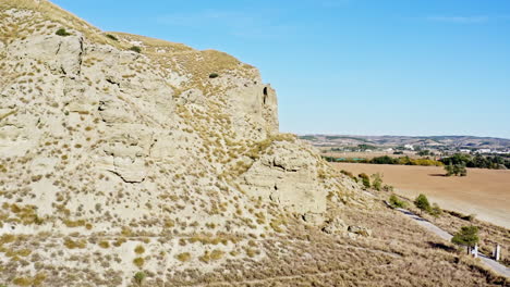 Felsiger-Berg-Außerhalb-Von-Madrid,-Spanische-Landschaft,-Luftaufnahme-An-Einem-Sonnigen-Tag