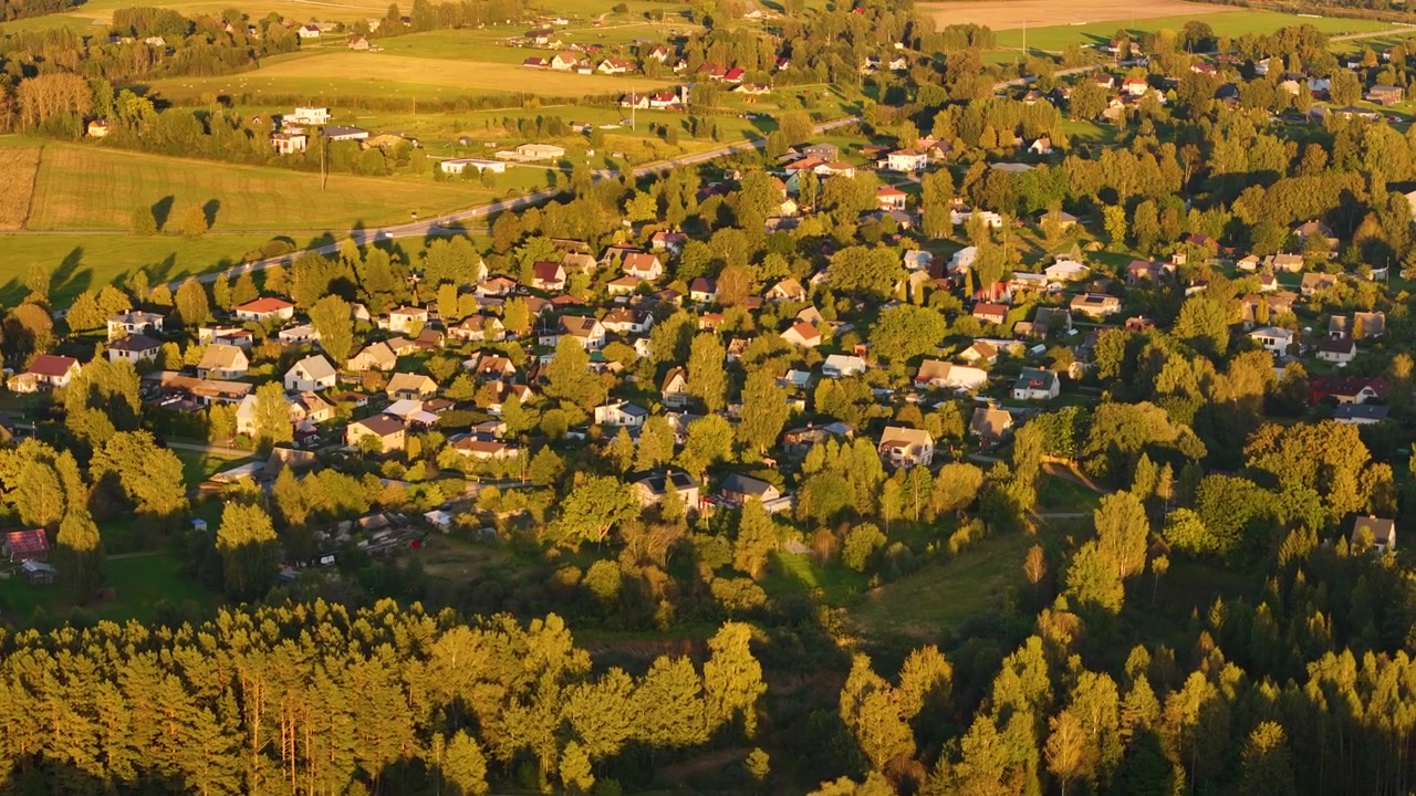 Luftfoto over Incukalns Kommune i den gyldne time, Letland.