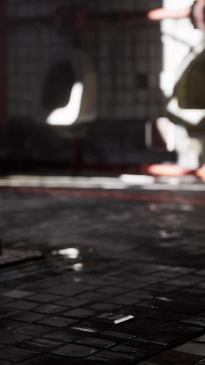 밝은 조명을 가진 버려진 오래된 공공 화장실