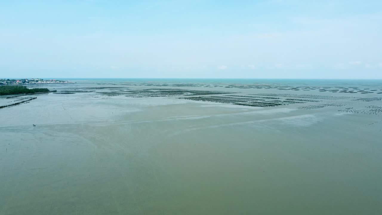 여름에 비행하는 드론 태국