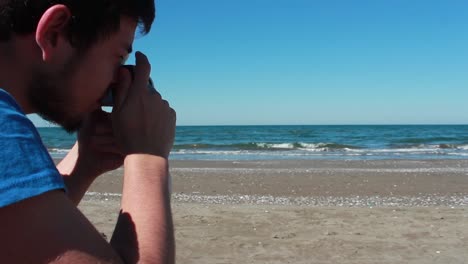 tomando fotos en la playa.