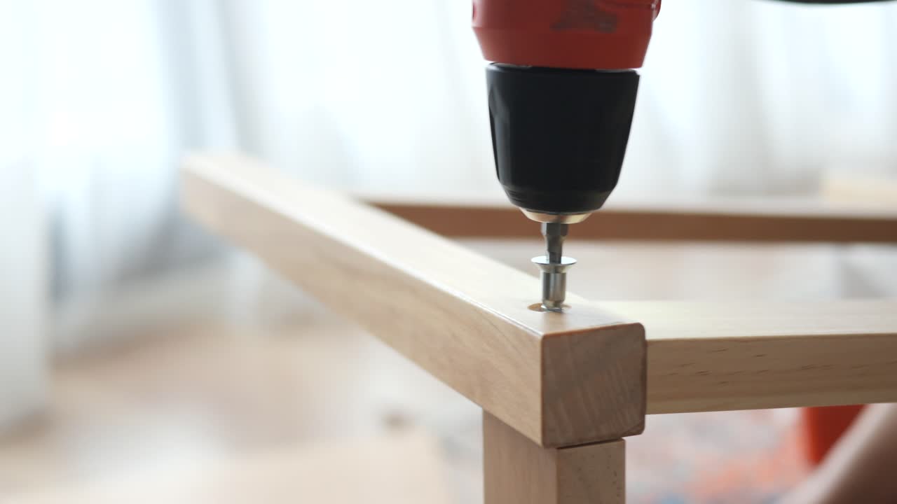ensamblaje de muebles con un taladro eléctrico