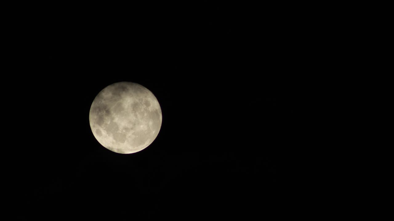 Grande Lua Cheia em Céu Noturno Nublado, Maffra, Gippsland, Victoria, Austrália