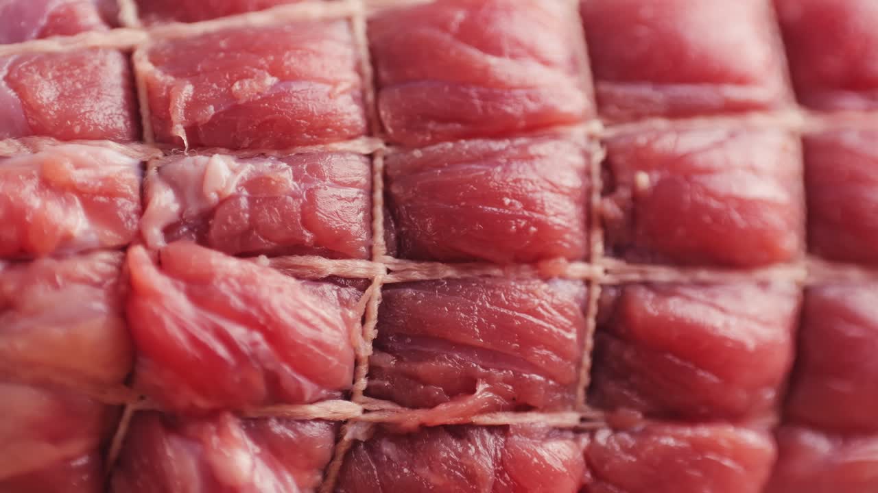 Primo piano di arrosto di manzo crudo legato