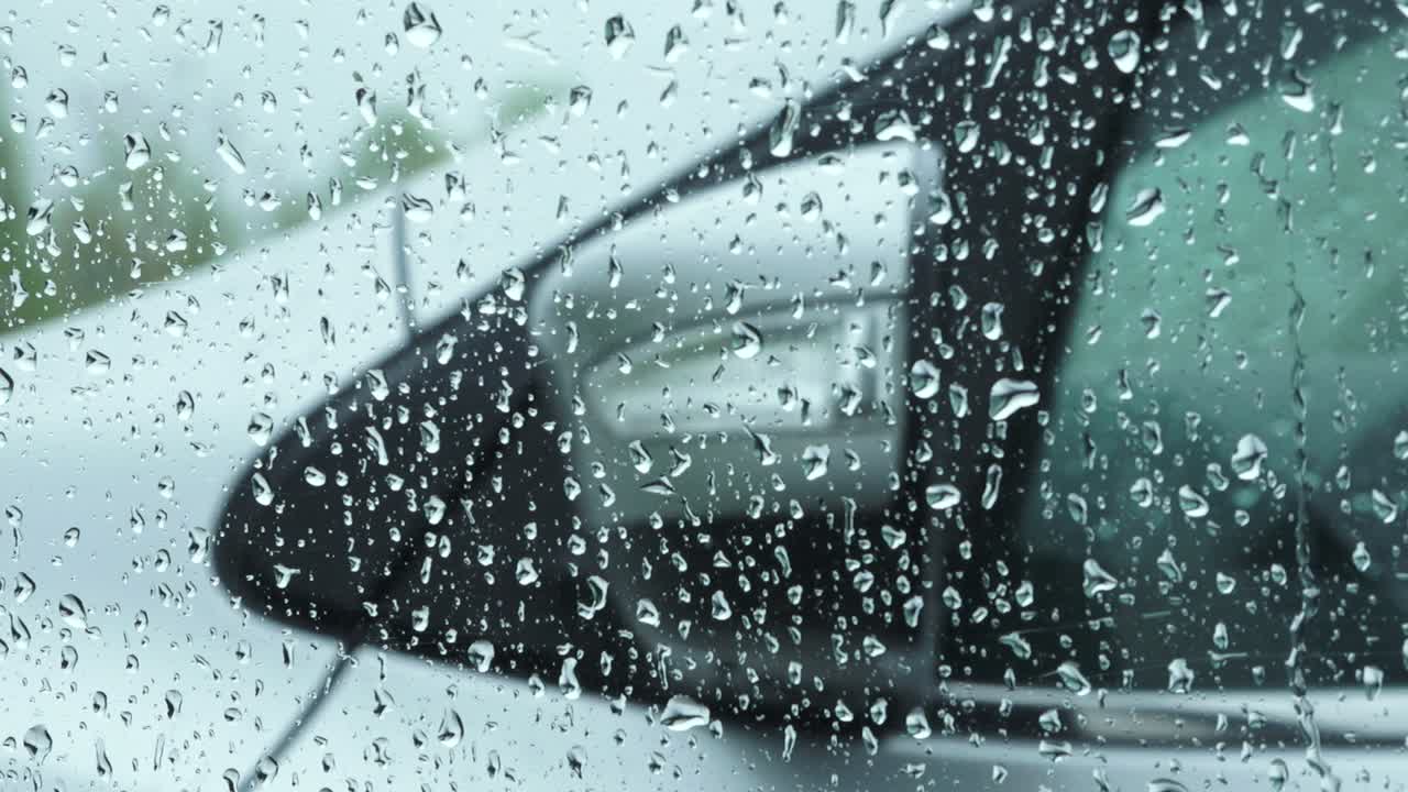 자동차 유리가 비에 젖어 있다