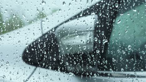 el cristal del coche está mojado por la lluvia