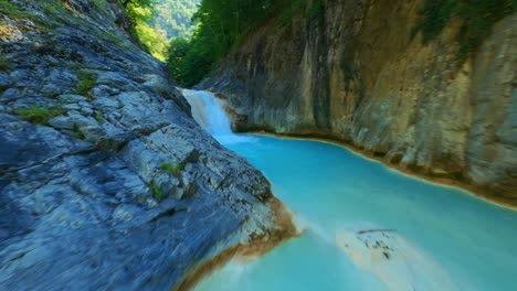 vista aérea de la laguna azul, el único lugar donde el agua de soda fluye en los arroyos