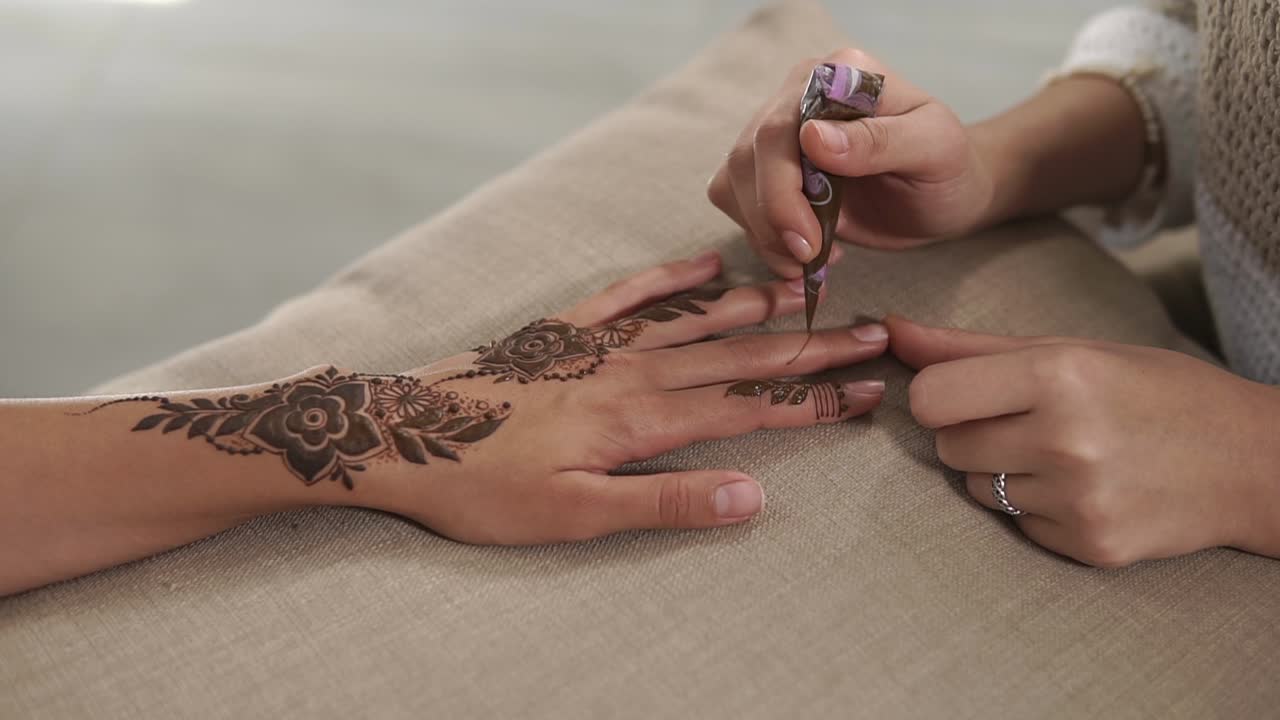 Applicazione di un disegno di tatuaggio all'henné