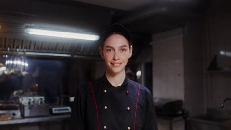 cocinera en una cocina comercial