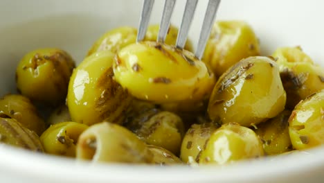 aceitunas a la parrilla en un cuenco