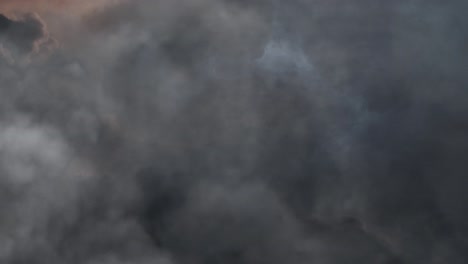 Nubes-De-Tormenta-En-El-Cielo-Conducen-Ultra-Hd