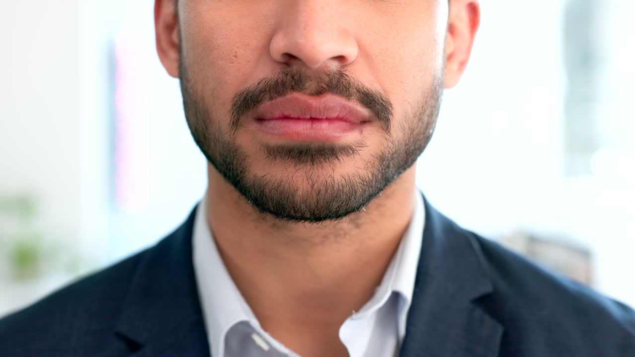 un hombre de negocios necesita blanquear los dientes