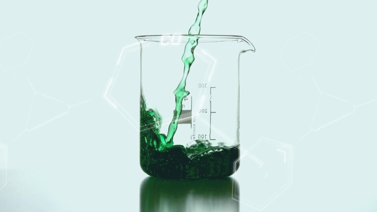 Liquido verde versato in un becher da laboratorio con formule chimiche.