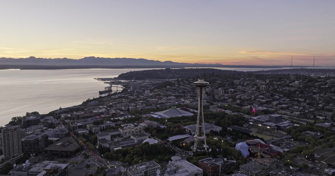 Seattle Washington Ilmakuva v189 auringonlaskun hämärän ylilento keskustan, South Lake Unionin, Uptownin ja Queen Annen yllä lahti- ja Olympic-vuoristonäkymillä – Kuvattu Mavic 3 Pro Cine -kameralla – 6. lokakuuta 2023