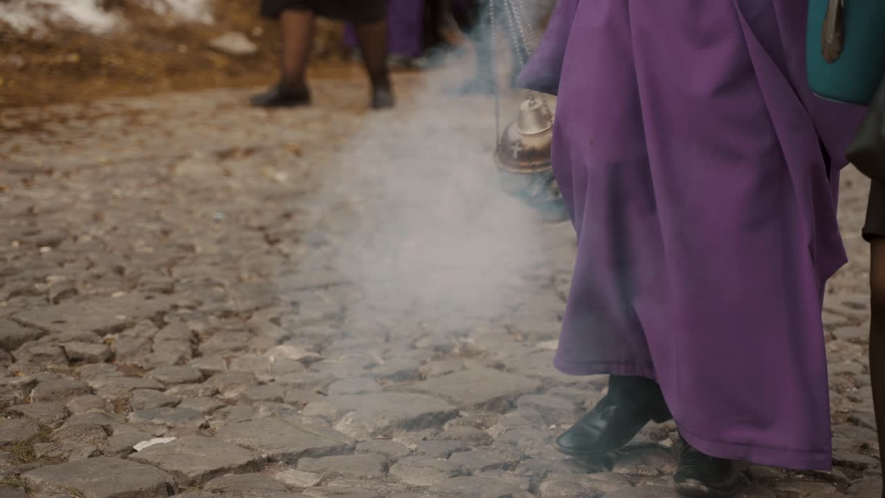 actos religiosos ceremoniales con incienso durante la semana santa, procesiones del domingo de pascua en antigua, guatemala