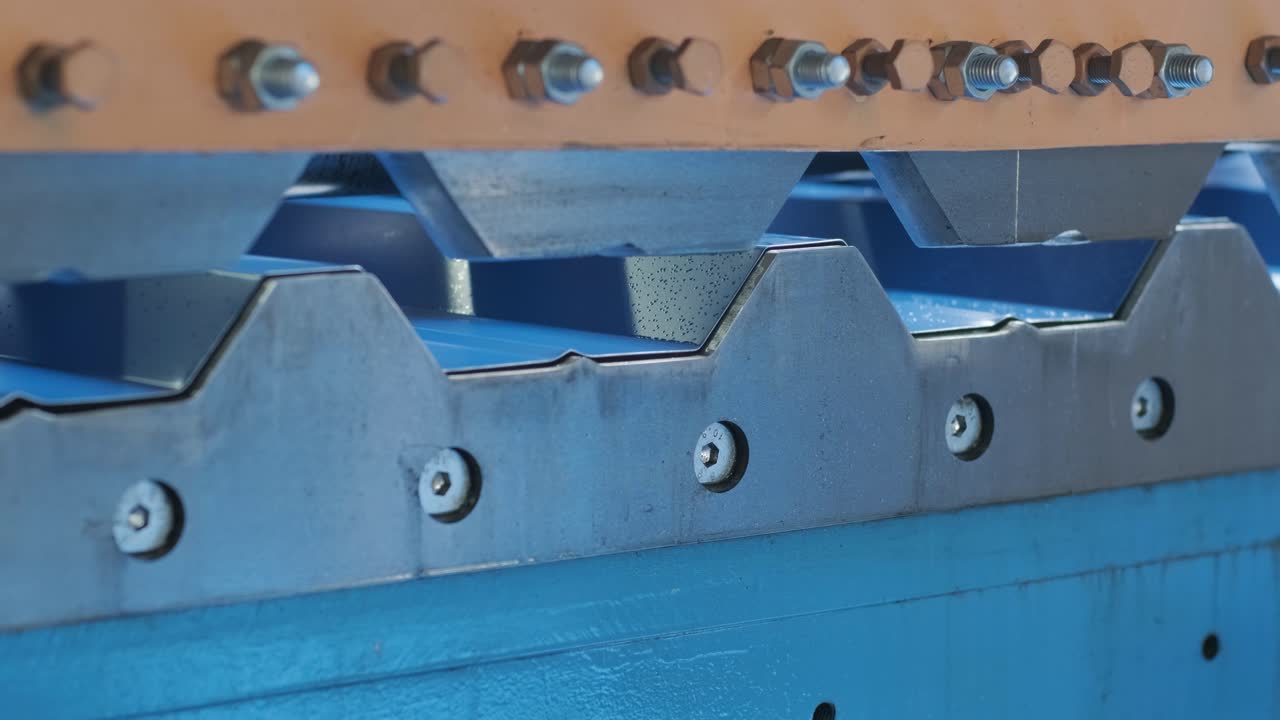 현대 금속 공장에서 금속 판을 형성하는 기계.