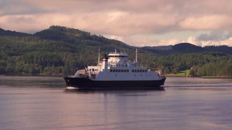 travesía en ferry kanestraum-halsa