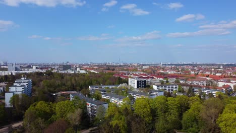 Eröffnungsaufnahme-Einer-Park--Oder-Walddokumentation