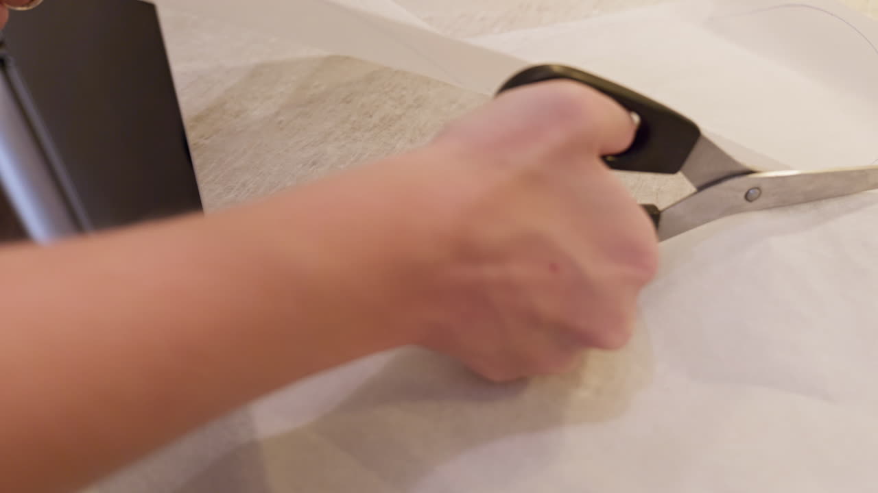 베이킹 케이크를 위한 greaseproof 종이에서 손 가위 절단 템플릿