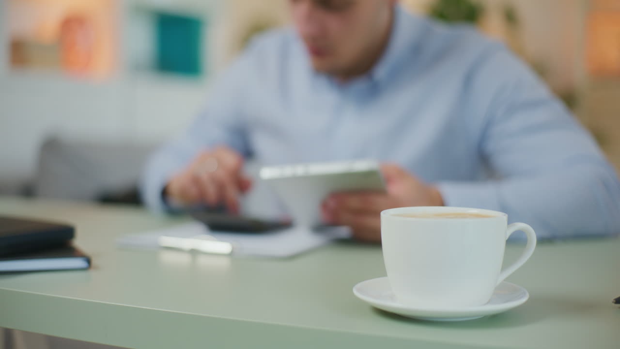 집중된 기업가는 태블릿을 사용합니다.