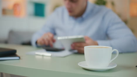 emprendedor enfocado usa tableta