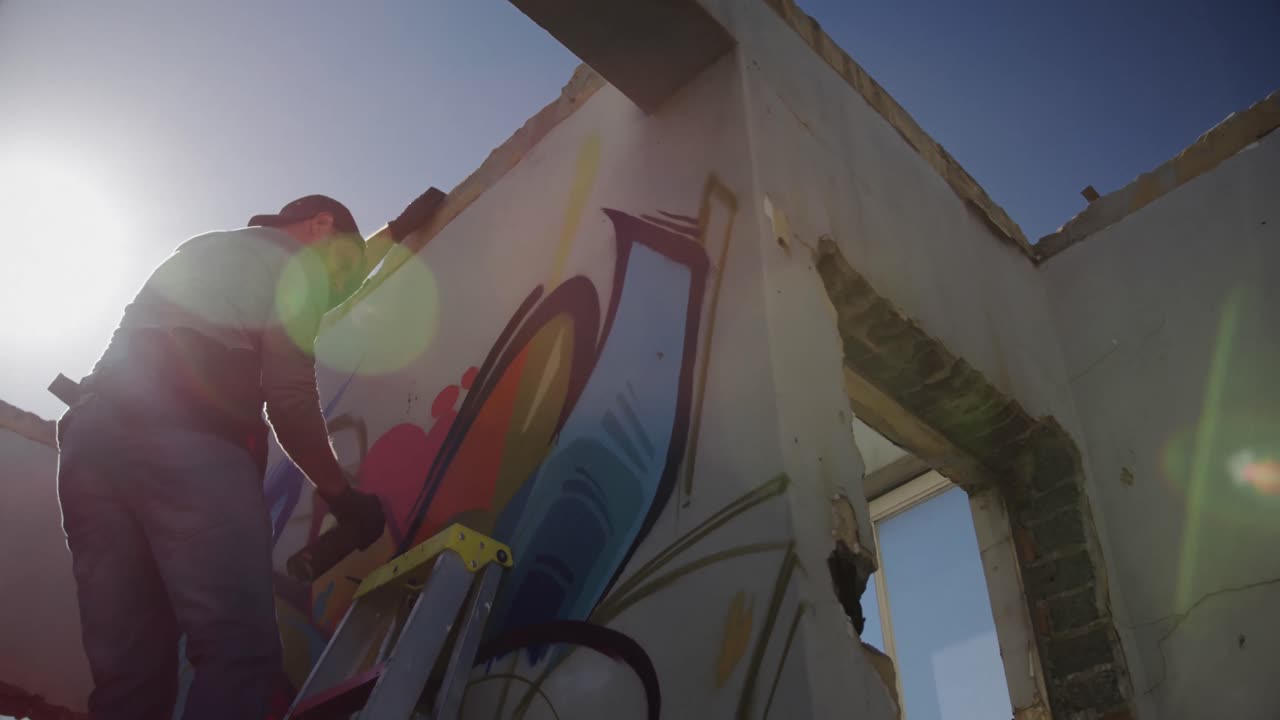 그래피티 아티스트가 에어로졸 스프레이로 그림을 그리는 4k