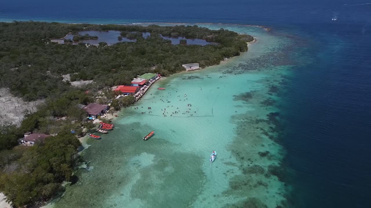 un pequeño pueblo la piscina a lo largo de la costa de los halcones venezuala, arrecife de coral, agua cristalina, atracción aérea