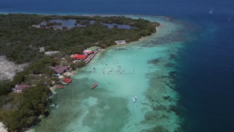 Un-Pequeño-Pueblo-La-Piscina-A-Lo-Largo-De-La-Costa-Falcon-Venezuala,-Arrecife-De-Coral,-Agua-Cristalina,-Tirón-Aéreo