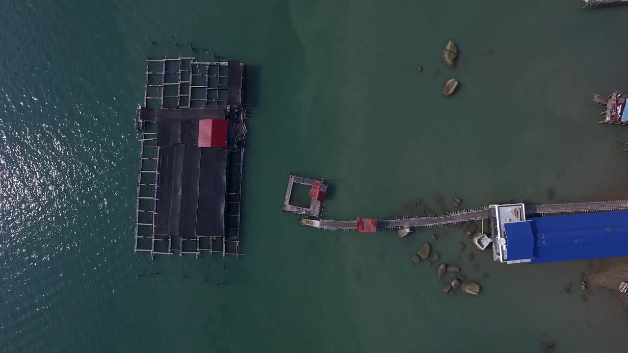 말레이시아 열대 섬의 원시 양어장 케이지 시스템