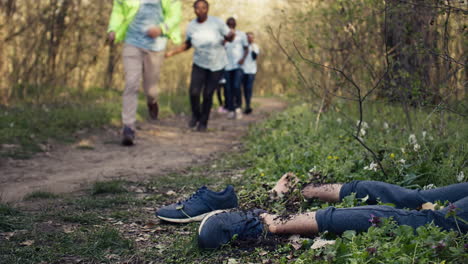 Rettungsgruppe-Findet-Ermordetes-Barfüßiges-Opfer-Im-Wald