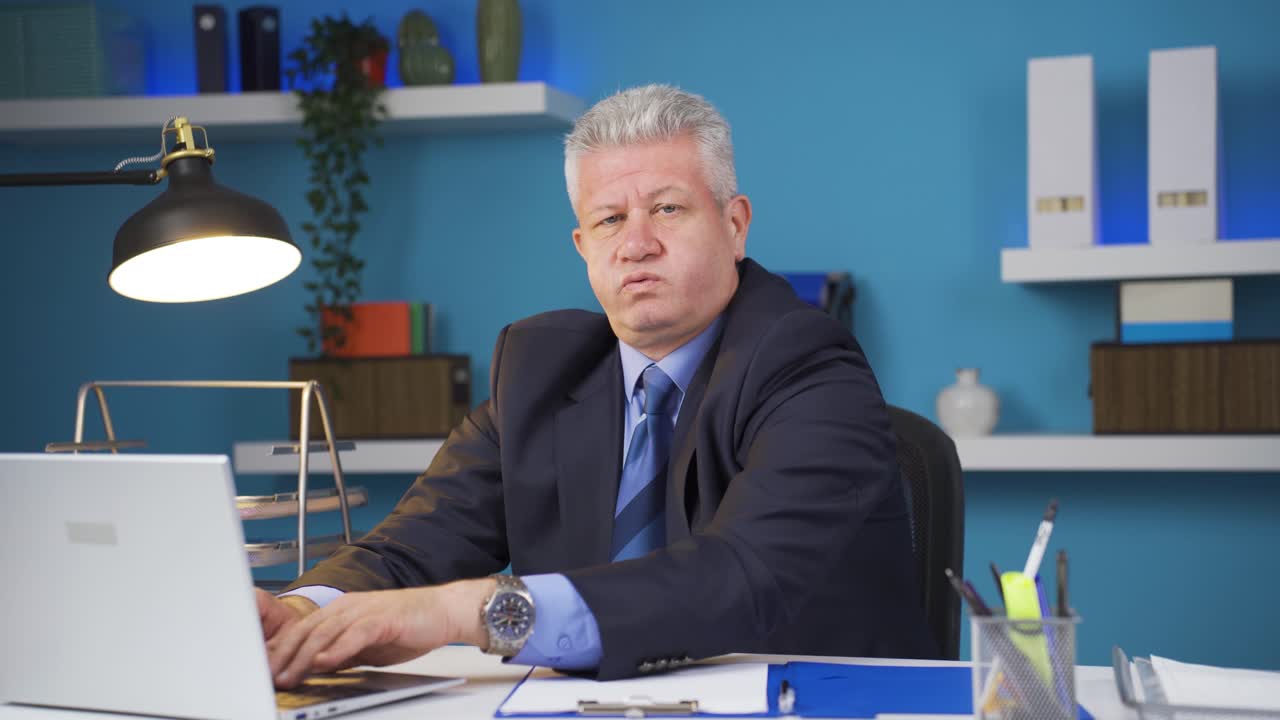 피곤하고 지친 사업가의 초상화입니다.