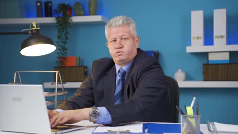 retrato de un hombre de negocios cansado y agotado.