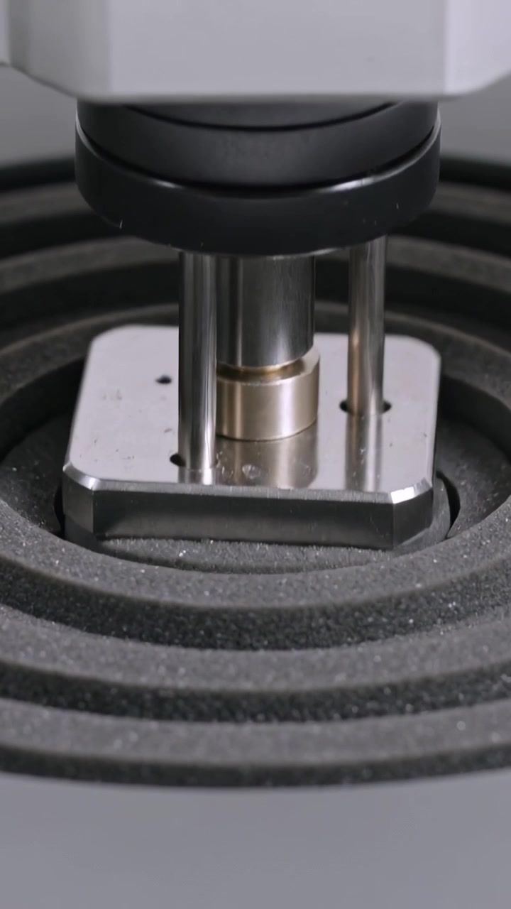 Video verticale: Abbassamento della testa di prova su comando, premendo la sonda in schiuma ad anelli in laboratorio con collare